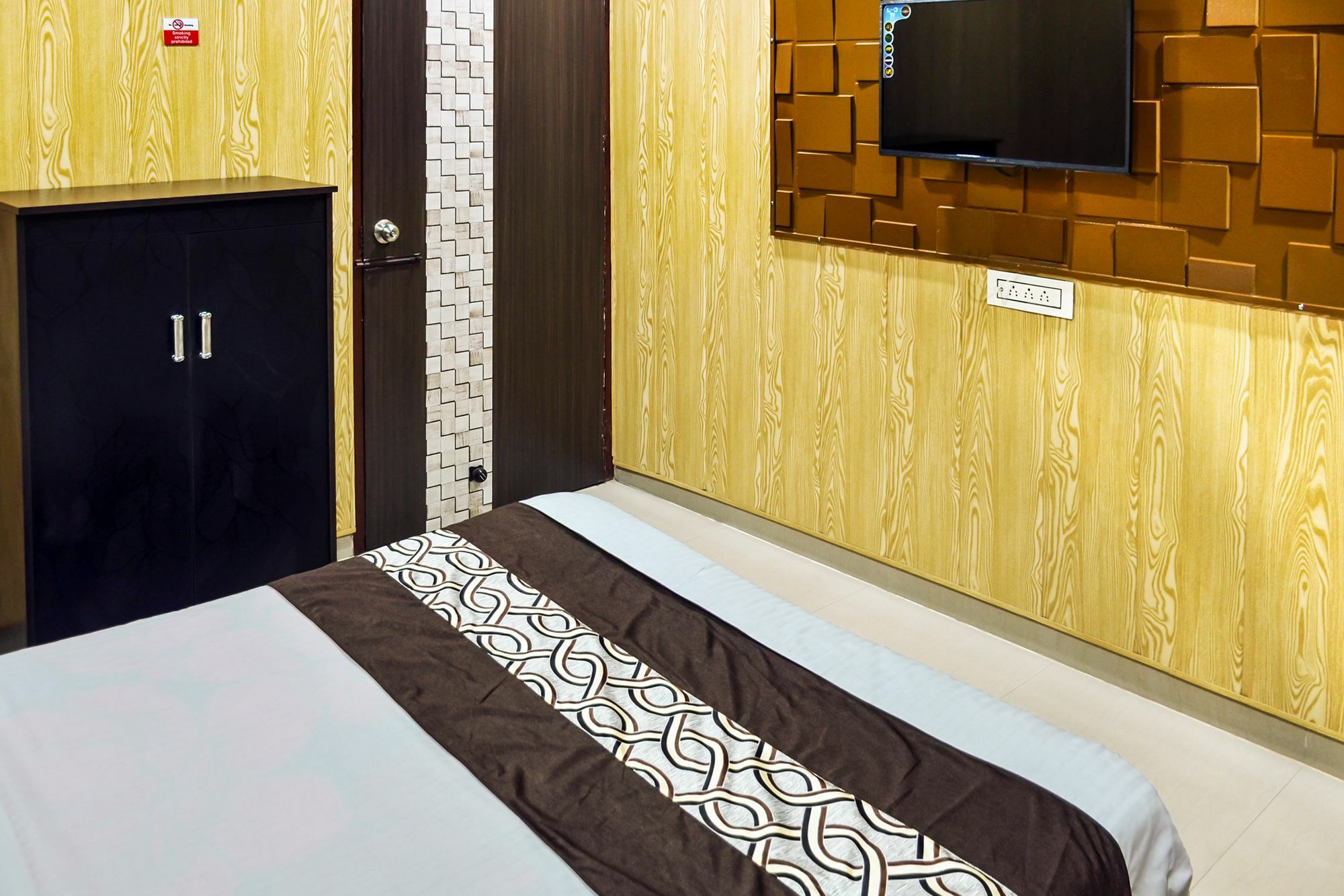 Oyo 8105 Royale Guest House Ludhiana Buitenkant foto